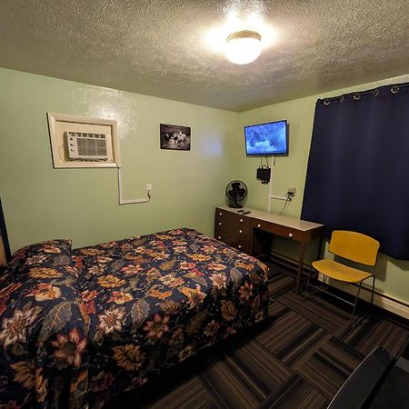 Tour Inn Motel Howard City Екстериор снимка