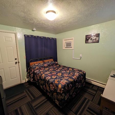 Tour Inn Motel Howard City Екстериор снимка