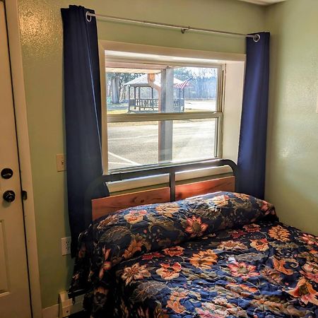 Tour Inn Motel Howard City Екстериор снимка