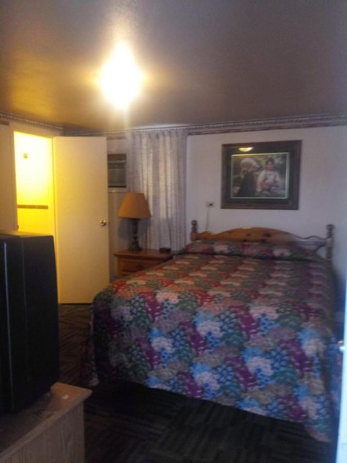 Tour Inn Motel Howard City Екстериор снимка