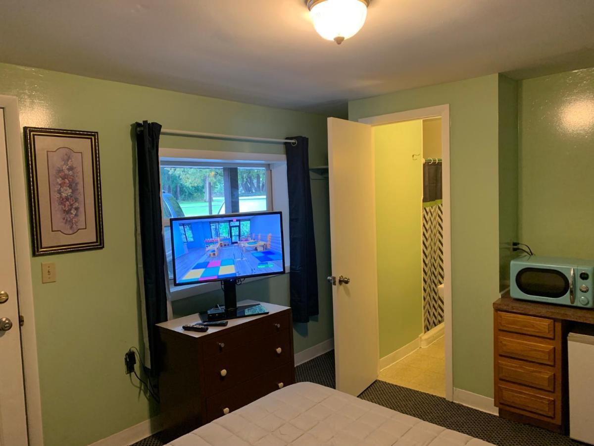 Tour Inn Motel Howard City Екстериор снимка