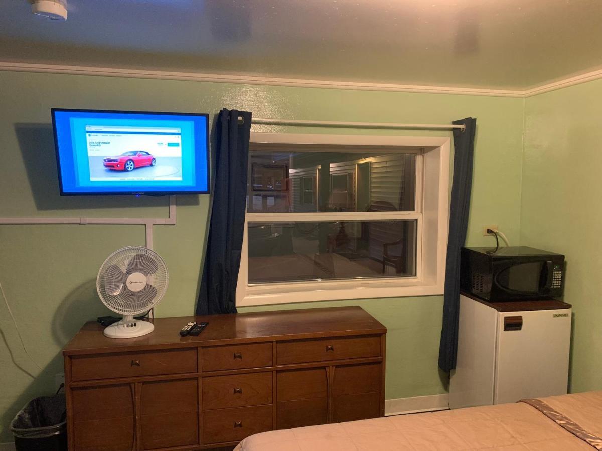Tour Inn Motel Howard City Екстериор снимка