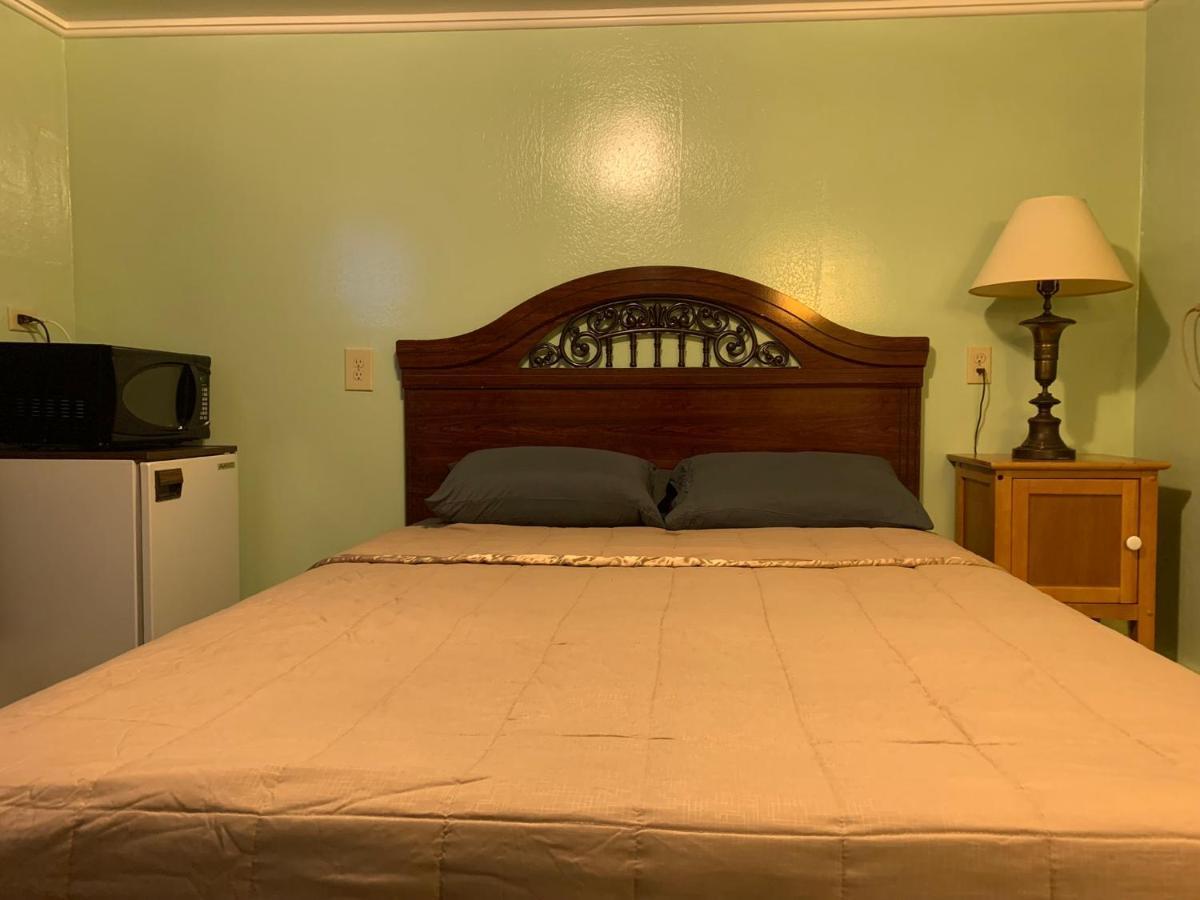 Tour Inn Motel Howard City Екстериор снимка