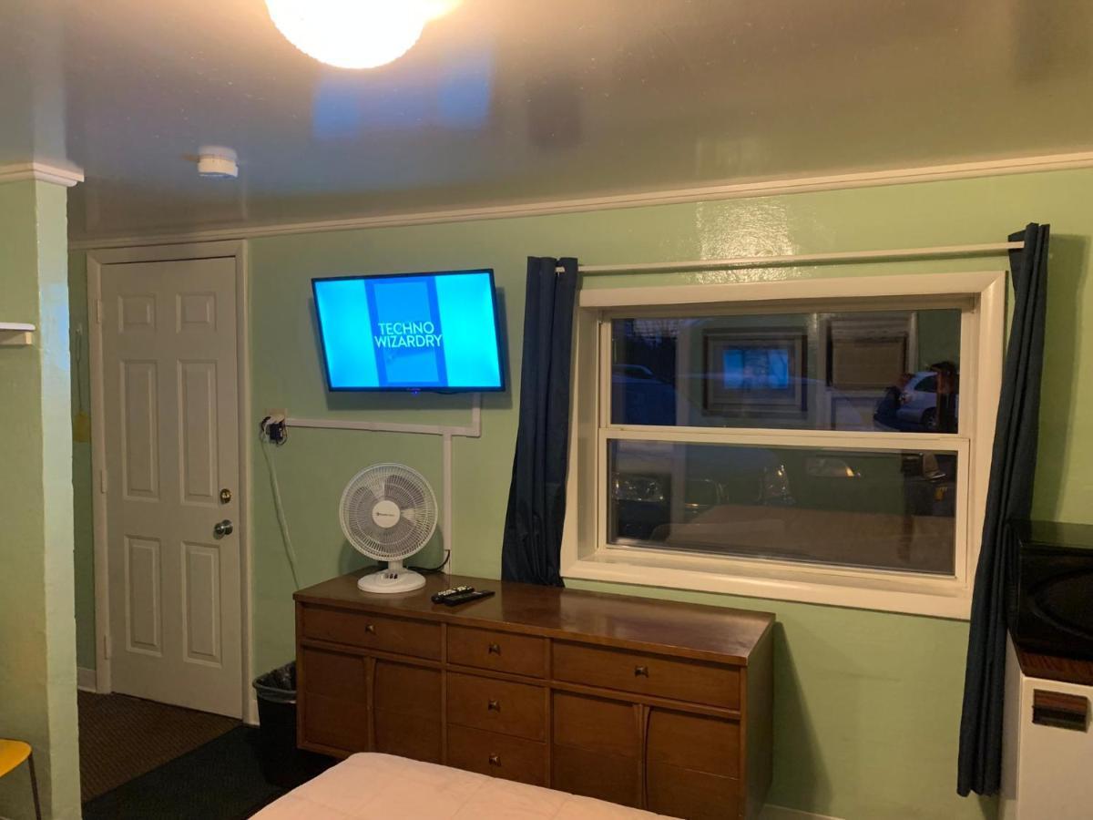 Tour Inn Motel Howard City Екстериор снимка