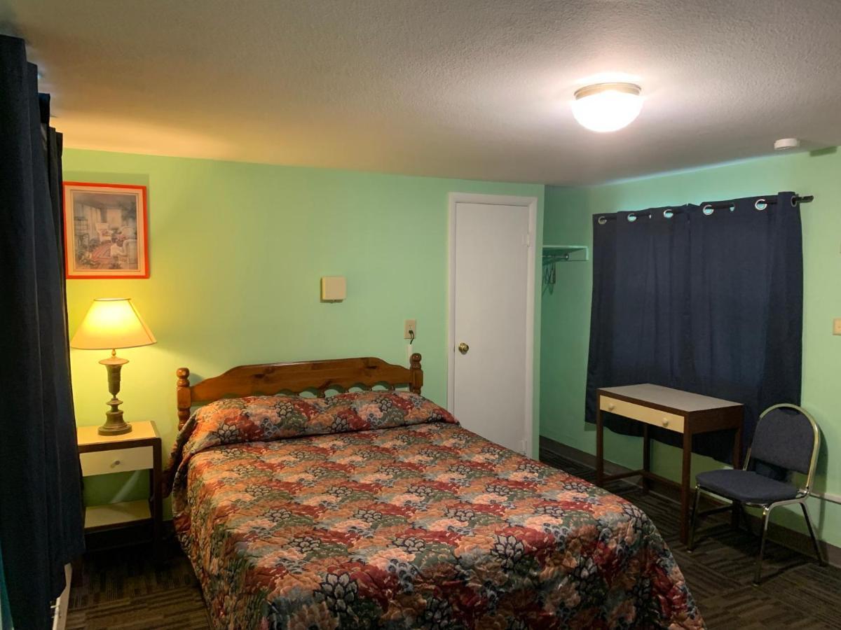 Tour Inn Motel Howard City Екстериор снимка