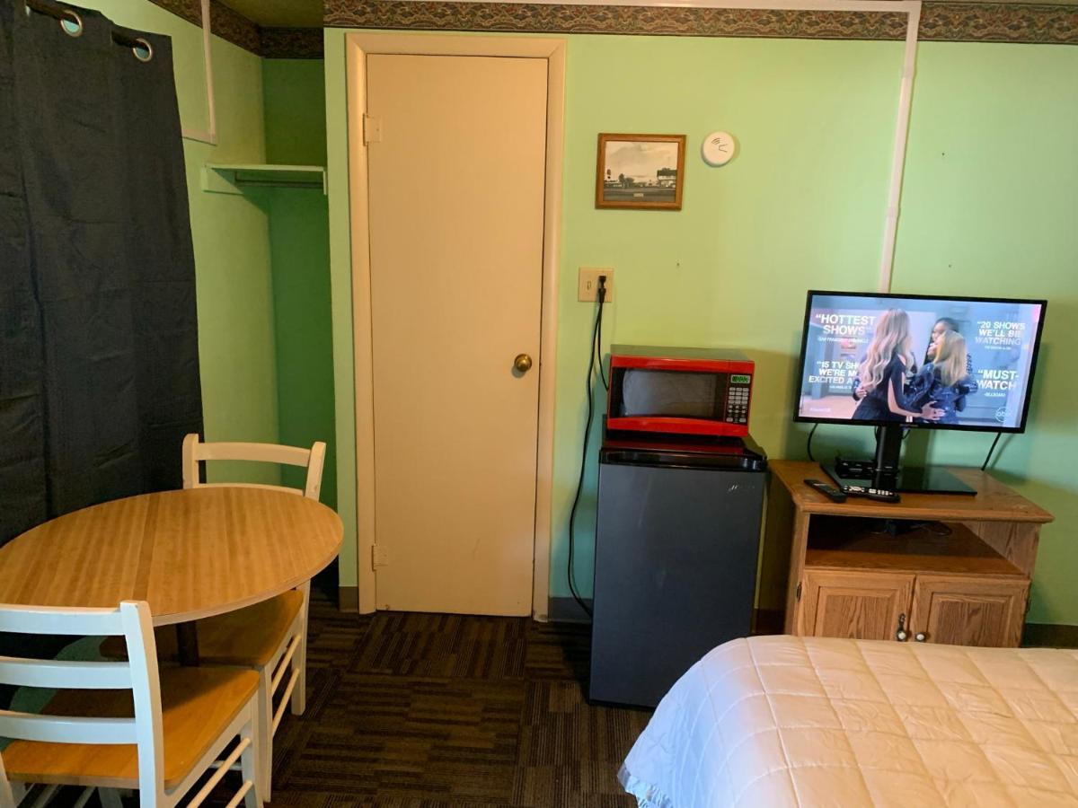 Tour Inn Motel Howard City Екстериор снимка