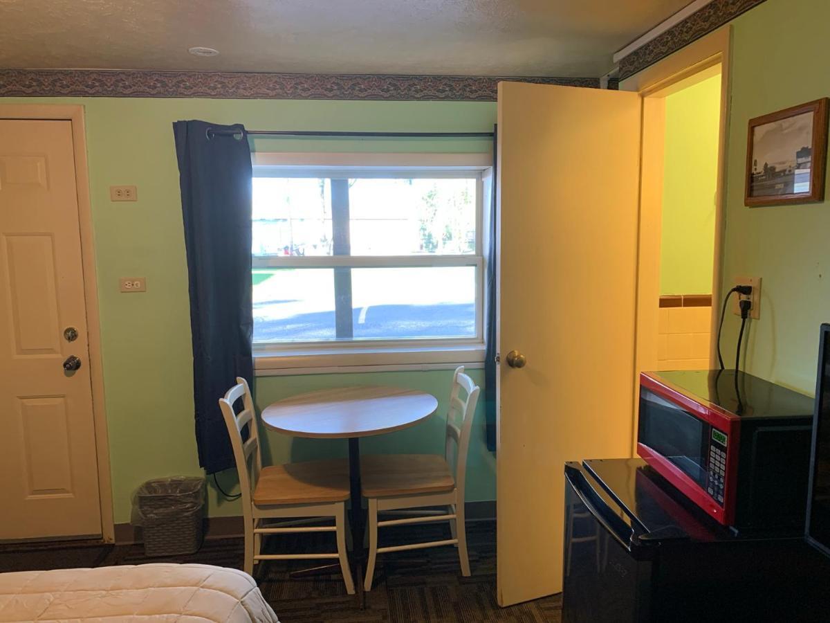 Tour Inn Motel Howard City Екстериор снимка