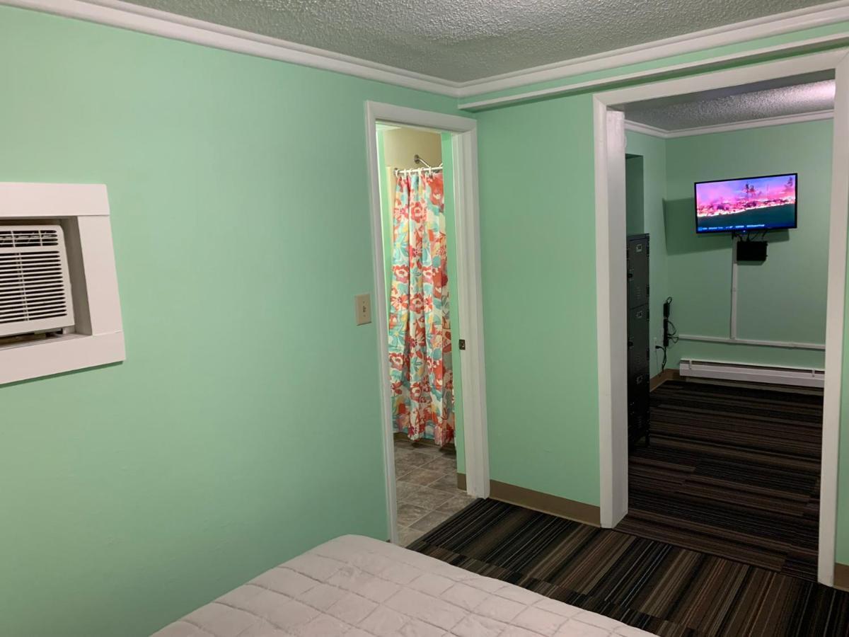 Tour Inn Motel Howard City Екстериор снимка