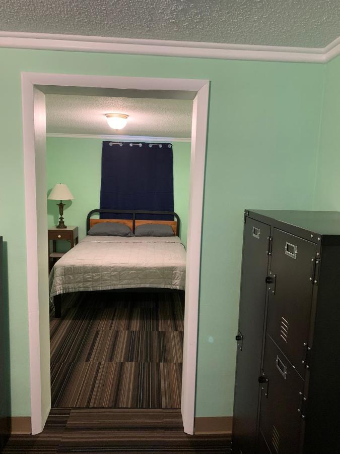 Tour Inn Motel Howard City Екстериор снимка