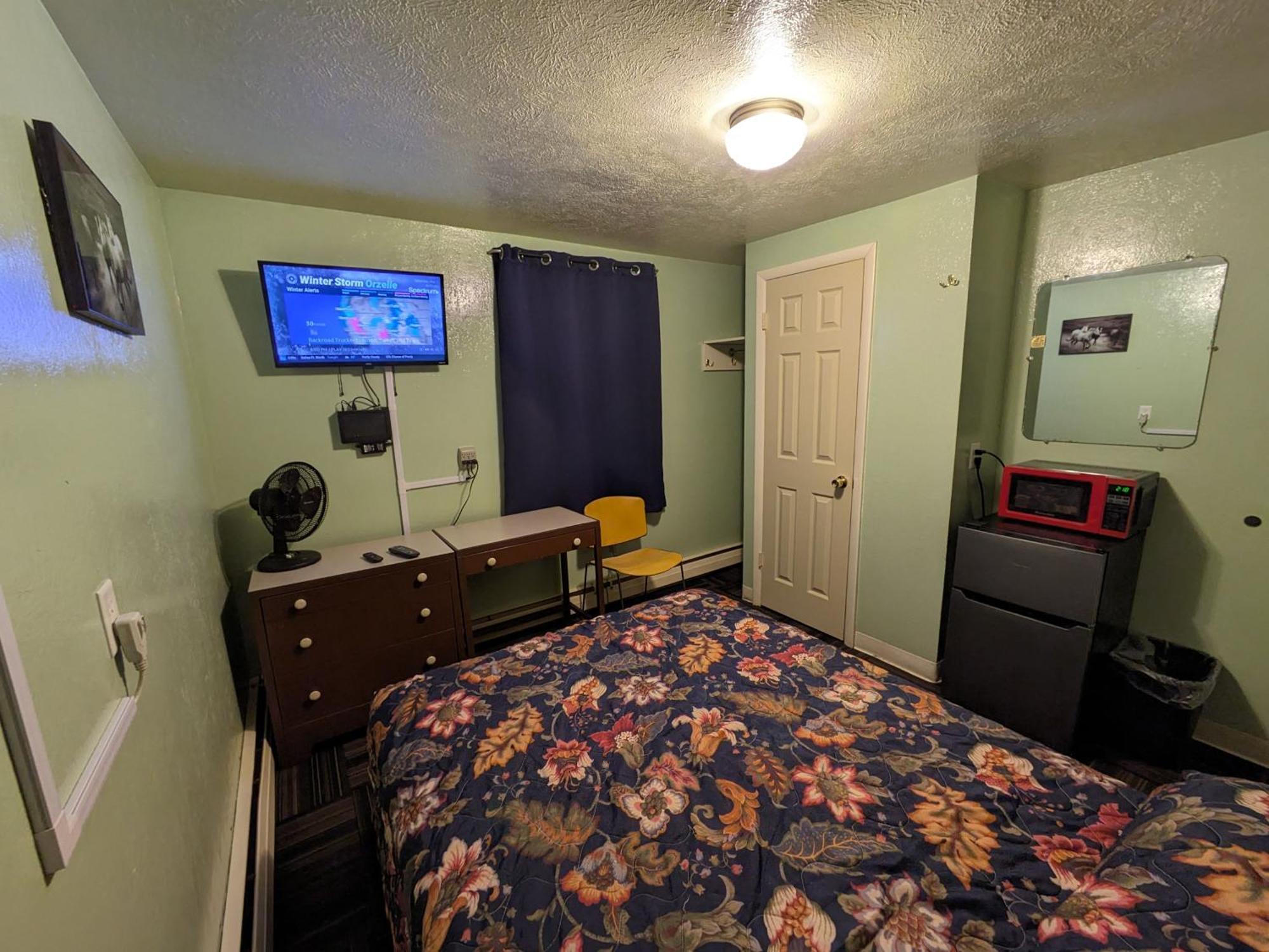 Tour Inn Motel Howard City Екстериор снимка