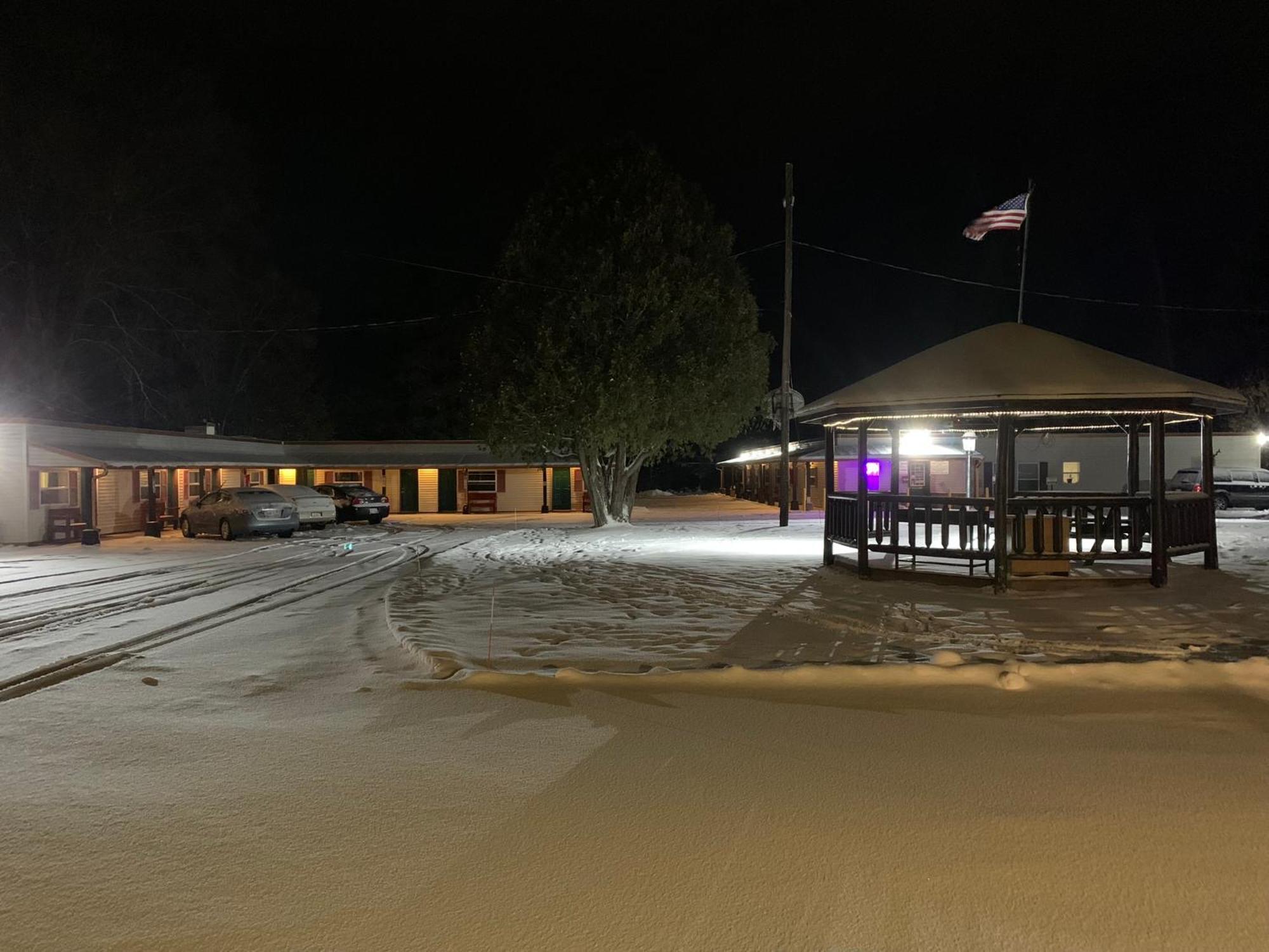 Tour Inn Motel Howard City Екстериор снимка