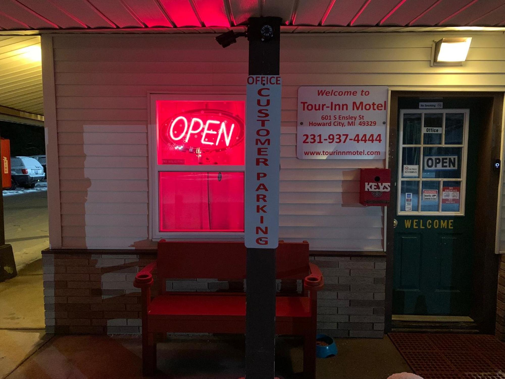 Tour Inn Motel Howard City Екстериор снимка