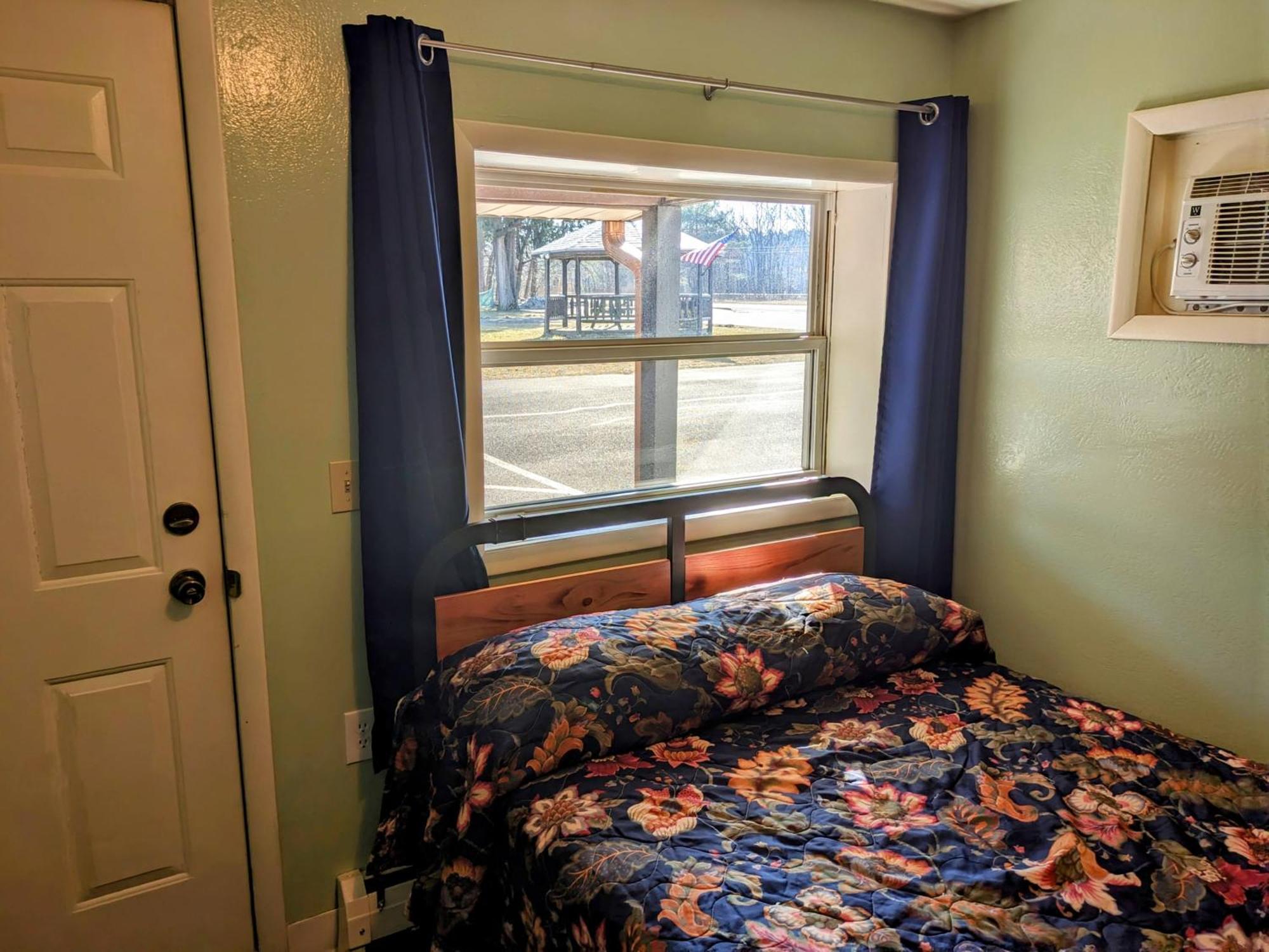 Tour Inn Motel Howard City Екстериор снимка