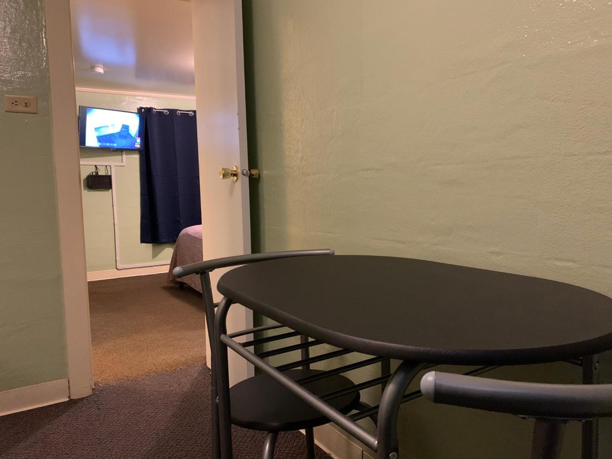 Tour Inn Motel Howard City Екстериор снимка